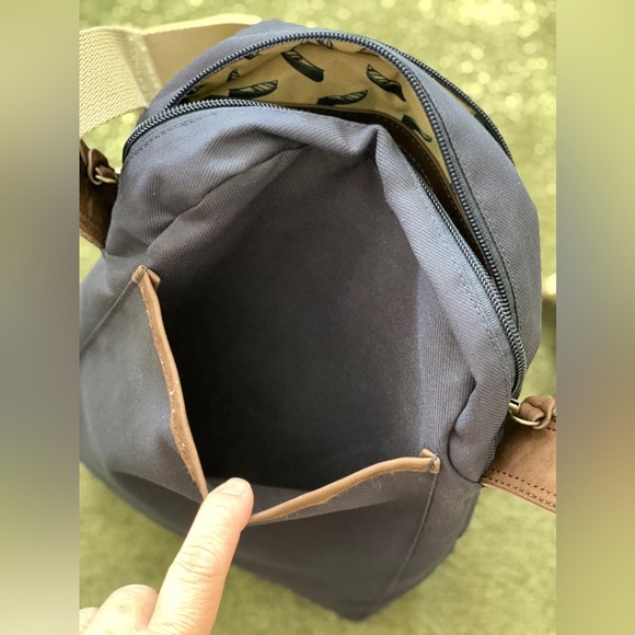 MEC UNISEX MESSENGER CROSSBODY BAG - Picture 5 of 5